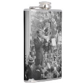 Sen. Robert Kennedy Campaigning für US-Präsident Flachmann (Rechts)