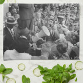 Sen. Robert Kennedy Campaigning für US-Präsident Geschirrtuch (Gefaltet)