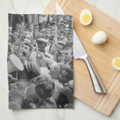 Sen. Robert Kennedy Campaigning für US-Präsident Geschirrtuch (Viertel Falte)