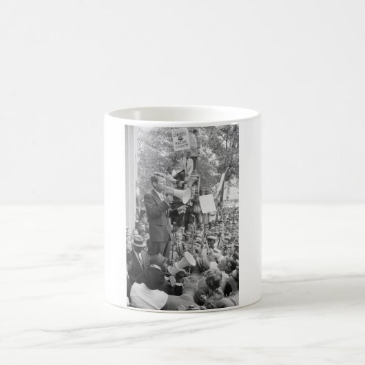 Sen. Robert Kennedy Campaigning für US-Präsident Kaffeetasse (Mittel)