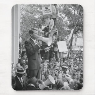 Sen. Robert Kennedy Campaigning für US-Präsident Mousepad