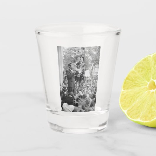 Sen. Robert Kennedy Campaigning für US-Präsident Schnapsglas (Vorderseite)