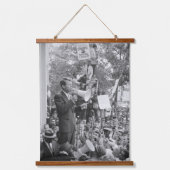 Sen. Robert Kennedy Campaigning für US-Präsident Wandteppich Mit Holzrahmen (Vorderseite)