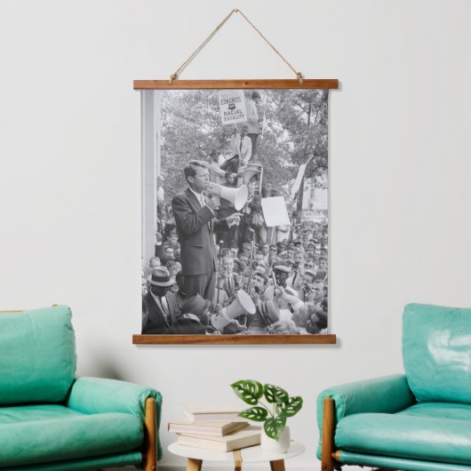 Sen. Robert Kennedy Campaigning für US-Präsident Wandteppich Mit Holzrahmen (Wohnzimmer)