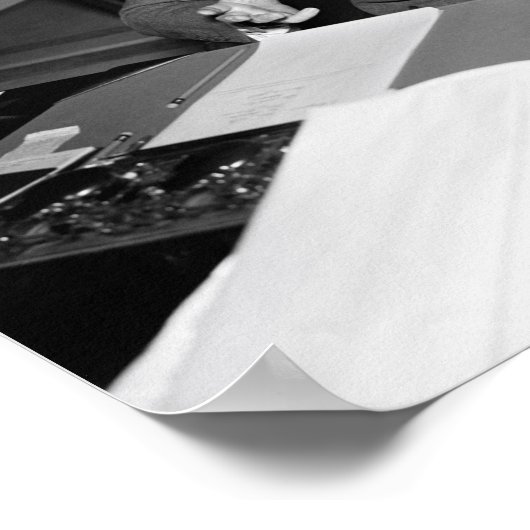 Senator Huey Long an seinem Schreibtisch - 1935 Poster (Ecke)