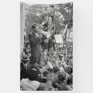 Senator Robert Kennedy bei seinem Wahlkampf um die Banner