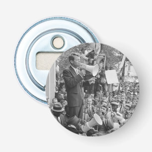 Senator Robert Kennedy bei seinem Wahlkampf um die Flaschenöffner