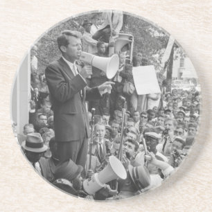 Senator Robert Kennedy bei seinem Wahlkampf um die Getränkeuntersetzer