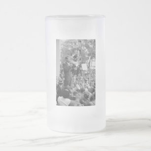 Senator Robert Kennedy bei seinem Wahlkampf um die Mattglas Bierglas