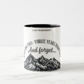 Send Him Two–Three Years Dagestan” Cup Zweifarbige Tasse (Mittel)