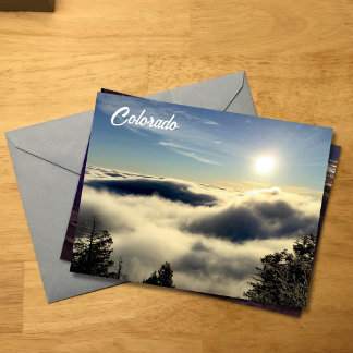 Senden Sie jemandem eine Ansicht über den Wolken v Postkarte