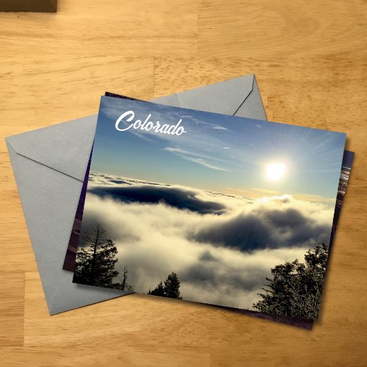 Senden Sie jemandem eine Ansicht über den Wolken v Postkarte