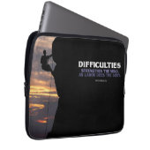 Seneca Inspiration Zitat "Schwierigkeiten" Laptopschutzhülle (Vorne Rechts)