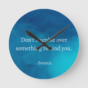 Seneca: Vorwärts fokussieren, nicht auf Vergangenh Runde Wanduhr