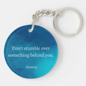 Seneca: Vorwärts fokussieren, nicht auf Vergangenh Schlüsselanhänger (Rückseite)