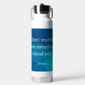 Seneca: Vorwärts fokussieren, nicht auf Vergangenh Trinkflasche (Vorderseite)