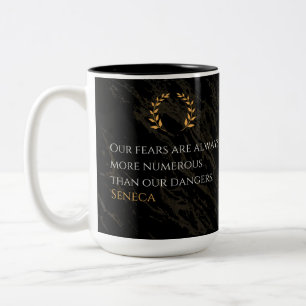 Senecas Erkenntnis: Ängste im Vergleich zu realen Zweifarbige Tasse