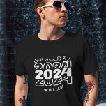 Senior 2024 mit Name graduate T-Shirt<br><div class="desc">Mit diesem Zazzle-T - Shirt "Senior 2024" machen Sie sich auf eine stilvolle Erklärung! Dieses Tee,  das zur Feier Ihrer akademischen Reise konzipiert wurde,  ist ein Muss für alle zukunftsweisenden Absolventen und ist ideal,  um Ihren Klassenstolz auf all Ihre Abenteuer in der Oberstufe oder Uni zu zeigen</div>