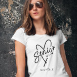 Senior 2024 trendy heart modern T-Shirt<br><div class="desc">Mit diesem Zazzle-T - Shirt "Senior 2024" können Sie Ihr letztes Schuljahr oder Ihre Uni einweihen! Dieses Tee, das zur Feier Ihrer akademischen Reise konzipiert wurde, ist mit seinem hübschen stilisierten Herz ein Muss für alle zukunftsweisenden Absolventen und ist ideal, um Ihren Klassenstolz auf all Ihre Abenteuer in Oberstufe oder...</div>
