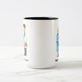 Senior Citizen Paying Off Medical Debt Zweifarbige Tasse (Mittel)