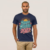Senior Sunrise 2027 Retro Brush Script Abschlussfe T-Shirt (Vorne ganz)