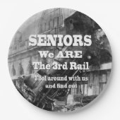 Senioren sind wir die dritte Eisenbahn Pappteller (Vorderseite)