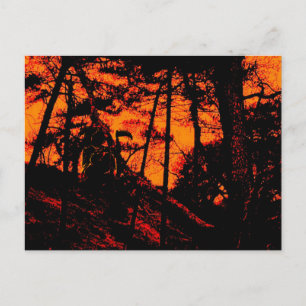 Sensenmann im gruseligen orangen Wald der Literatu Postkarte