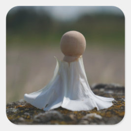 Sensueel gehuld poppetje in een bloemen jurkje. quadratischer aufkleber