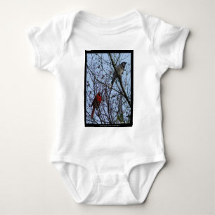 Sentinels Blaue Jay und Kardinal von Lee Hiller Baby Strampler