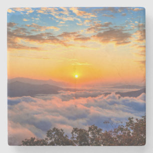 Seoraksan-Berge, von Nebel bei Sonnenaufgang bedec Steinuntersetzer