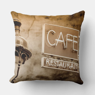 Sepia-Café-Schild, Paris, Frankreich Kissen