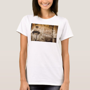 Sepia café sign, Paris, Frankreich T-Shirt
