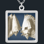Sepia Conch Seashells Versilberte Kette<br><div class="desc">Von diesen Muscheln des Conch hört man das Meer laut und deutlich! Wenn Sie gestresst sind,  stellen Sie sich am warmen Sandstrand vor. Diese Muschel von Conch ist ein großartiges Kunstwerk mit mariniertem Hintergrund,  das das Bild deutlich schärfer macht.</div>