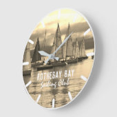 Sepia-Effekt-Foto von Yachten im Rennen Große Wanduhr (Winkel)