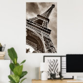 Sepia Eiffel Tower von unten Poster (Heimbüro)
