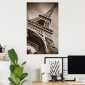 Sepia Eiffel Tower von unten Poster (Heimbüro)