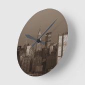 Sepia New York City Skyline Runde Wanduhr (Winkel)