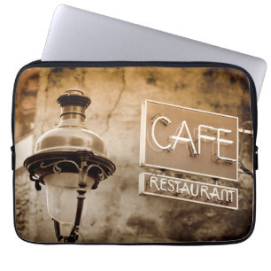 Sépia-Schild eines Cafés, Paris, Frankreich Laptopschutzhülle