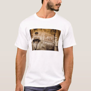 Sépia-Schild eines Cafés, Paris, Frankreich T-Shirt