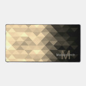 Sepia Schwarzes Dreieck Geometrie Muster Monogram Schreibtischunterlage (Vorderseite)