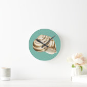 Sepia Stripte Muschel auf Aquamarin Runde Wanduhr (Zuhause)