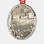 Sepia tone Brown horse and fence Ornament Aus Metall (Links)