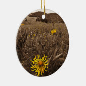 Sepia tone Yellow Wildblumen Keramik Ornament (Rechts)