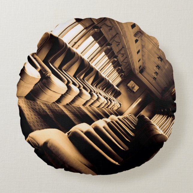 Sepia Train Seats Rundes Kissen (Vorderseite)