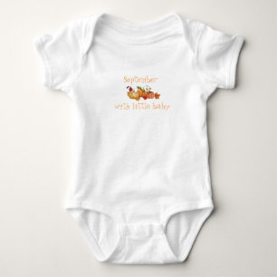 September packt ein kleines Baby in seine knusprig Strampler