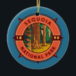 Sequoia Nationalpark Retro Kompass Emblem Keramik Ornament<br><div class="desc">Sequoia Vektorgrafik Design. Der Park ist der höchste Punkt in den benachbarten United Staaten,  Mount Whitney,  und liegt südlich des Kings Canyon National Park.</div>