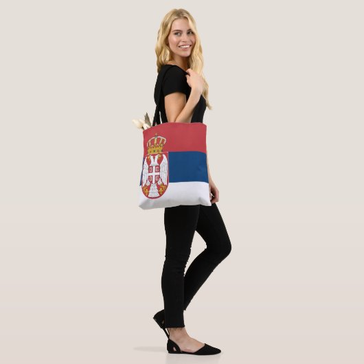 Serbische Flagge Tasche (Am Model)