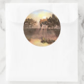 Serenade der Landschaft: Eine Wasserfarbensymphoni Runder Aufkleber (Tasche)