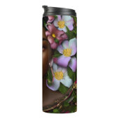 Serene afroamerikanische Frau mit Blume Thermosbecher (Nach rechts gedreht)