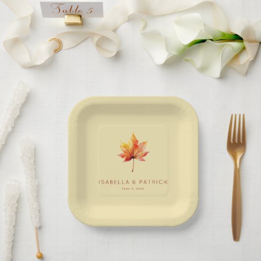 Serene Autumn Leaf Watercolor Pappteller (Hochzeit)